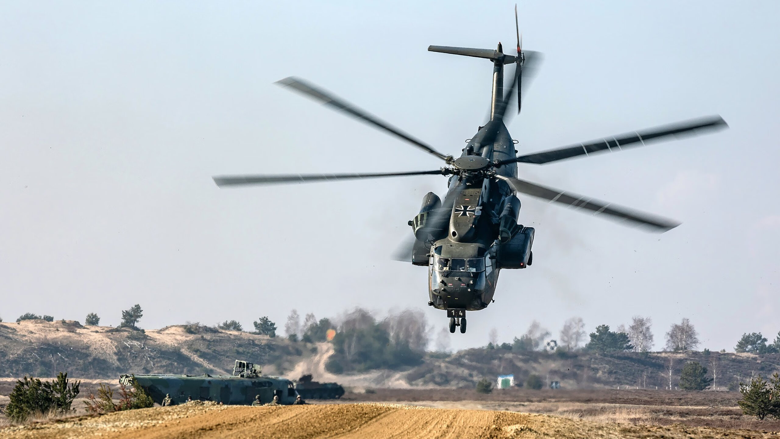 莱万一剑封喉!波兰决胜局惊魂带走伊拉克,巨星时刻定乾坤